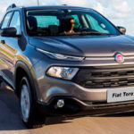 Fiat Toro vista de frente em uma estrada