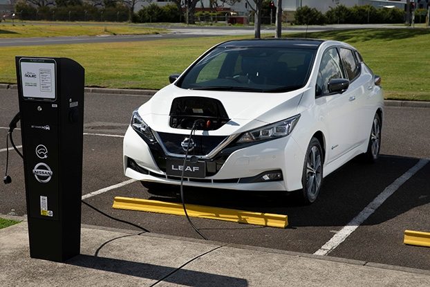 Nissan Leaf branco em posto de recarga rápida