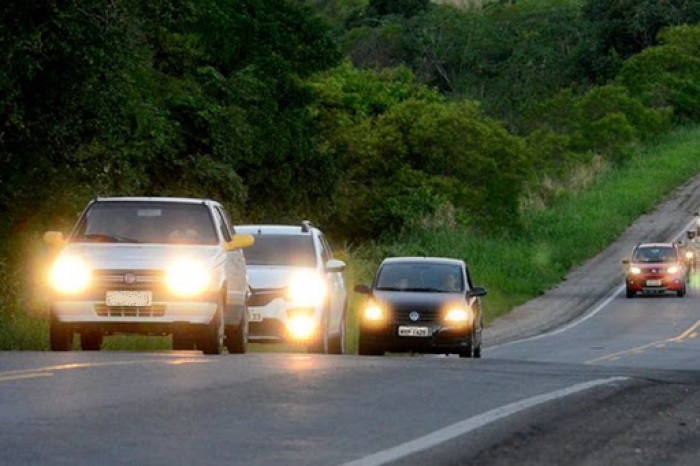 faróis do carro em rodovias